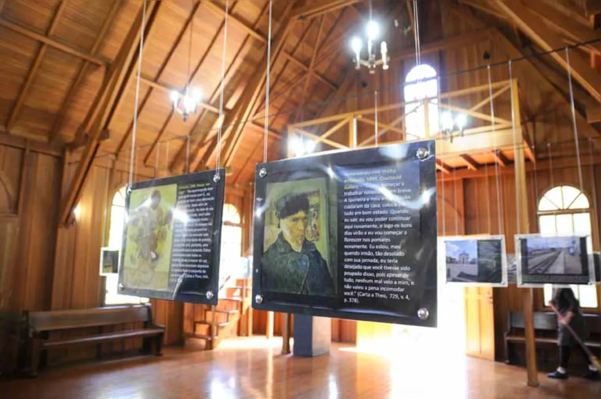 Na capela da UEL foi montada uma exposição sobre Van Gogh