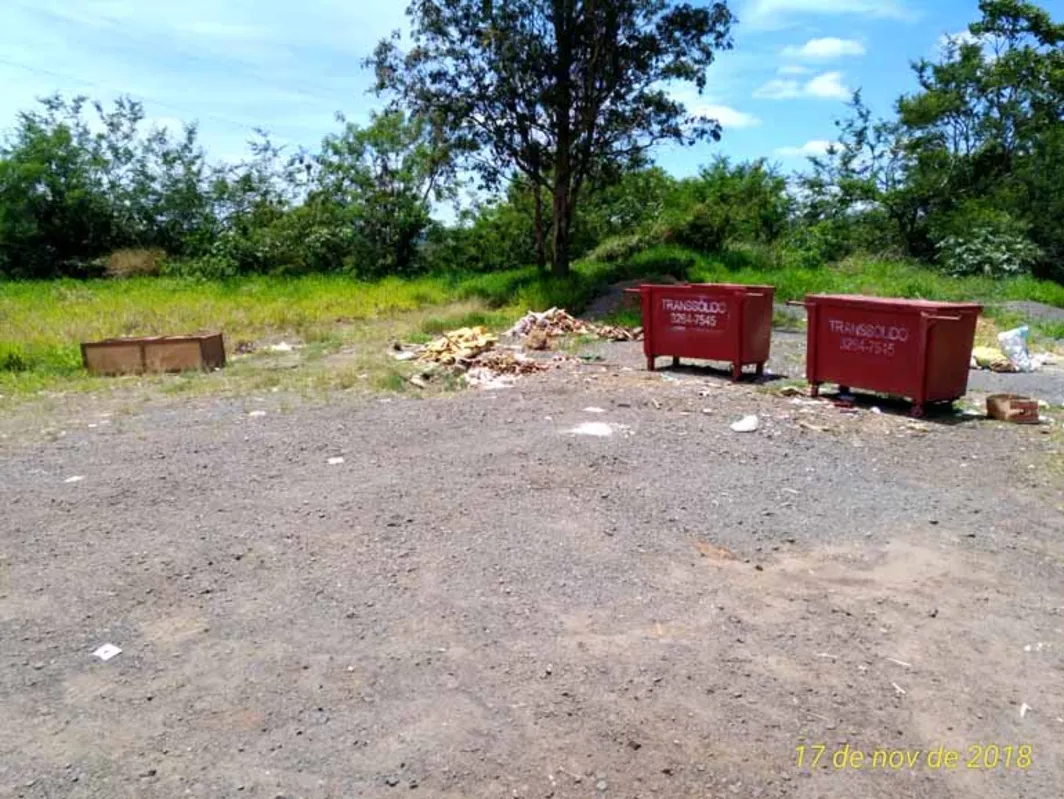 População do Patrimônio do Café e áreas próximas ignora os contêineres instalados pelo município e continua colocando lixo na estrada e nas margens da BR-153