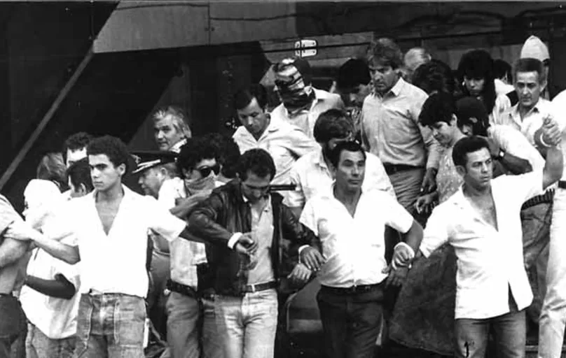 Saída dos reféns após o assalto: para recuperar imagens da época, o arquivo da Folha de Londrina foi fundamental, bem como o acervo pessoal de alguns fotógrafos