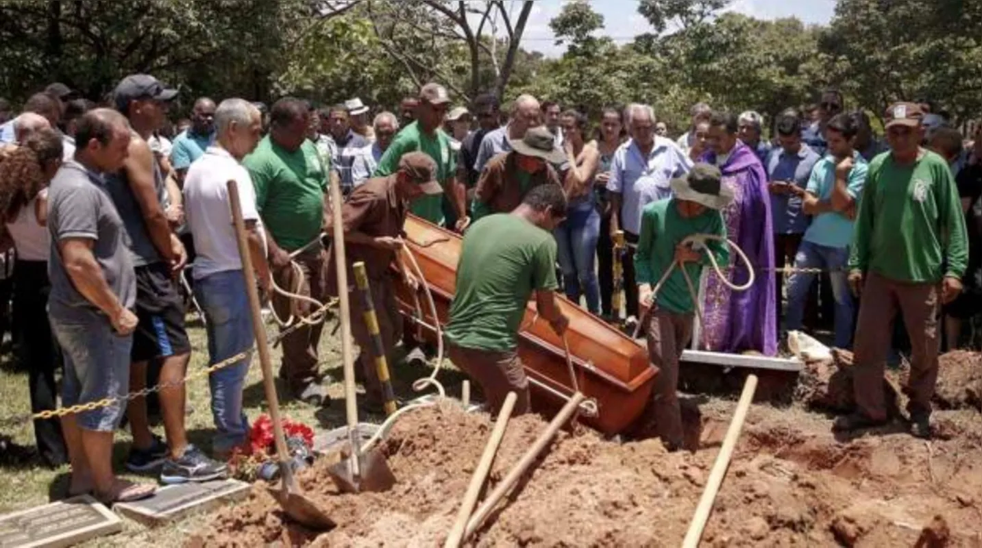 O corpo de Sidinei Monteiro foi sepultado no Cemitério Parque das Flores:`Vai com Deus, meu filho´