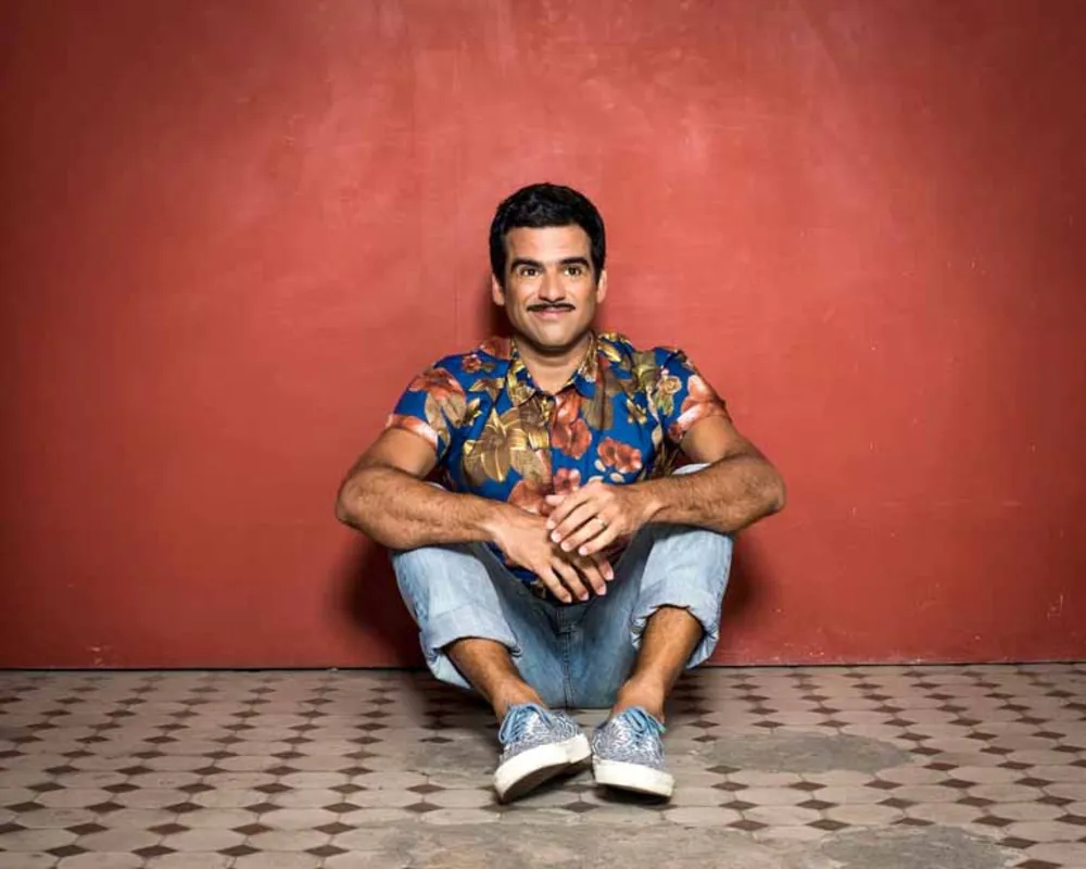Destaque da nova geração do samba urbano carioca, Pedro Miranda é um dos protagonistas da revitalização musical do boêmio bairro da Lapa, no Rio
