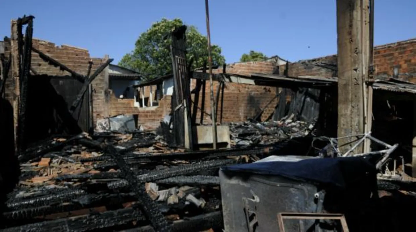 Imagem ilustrativa da imagem Fogo destrói casa  em Cambé