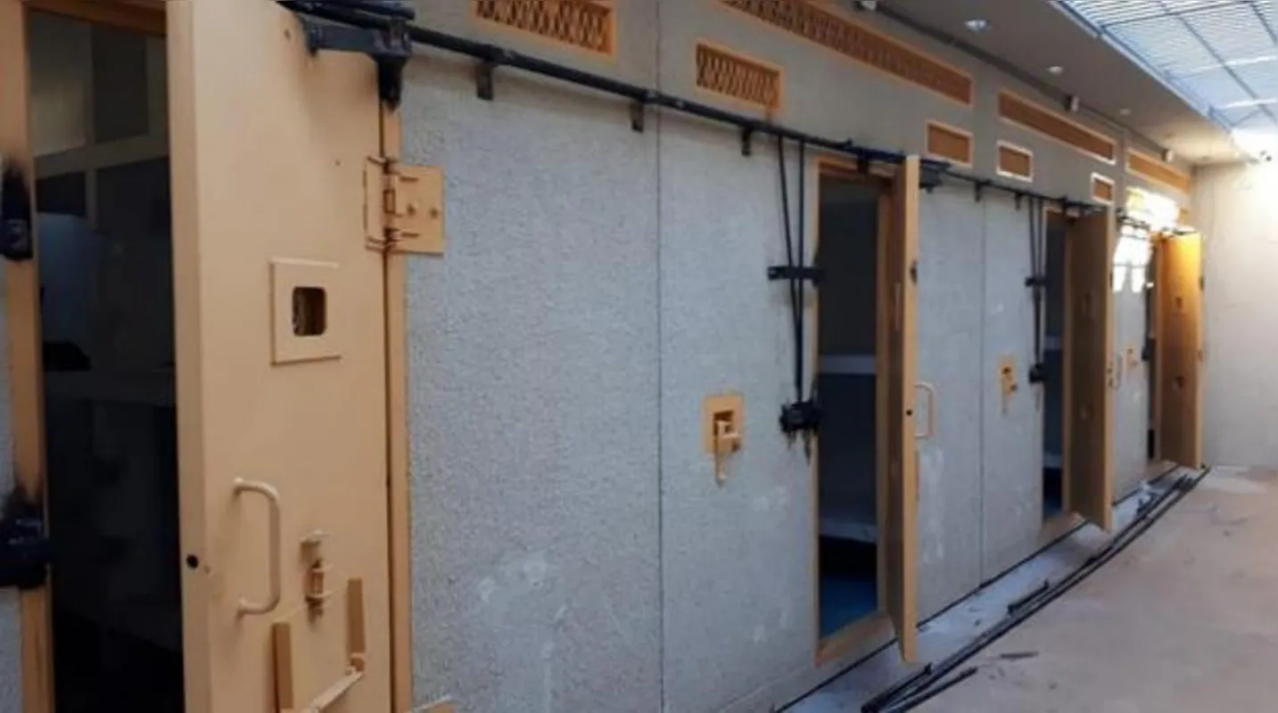 Imagem ilustrativa da imagem Instalação de oito celas modulares pode agravar superlotação na Casa de Custódia de Londrina