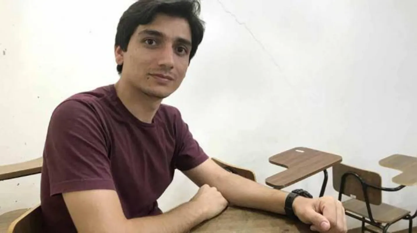 Alamzeb Khan está no último ano de física e quer voltar para o Paquistão em breve