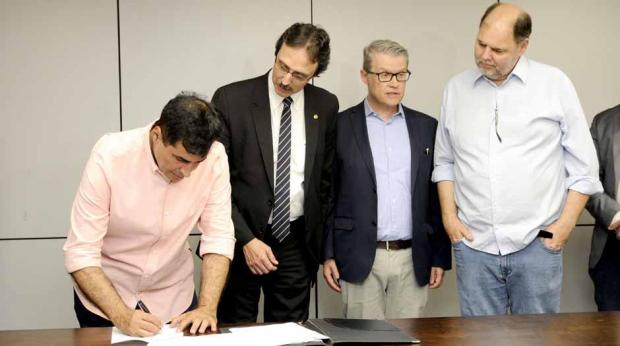 Prefeito assina acordo de cooperação com o diretor-geral da Itaipu, Marcos Vitório Stamm, o superintendente da FPTI, Jorge Callado Afonso e o deputado federal Alex Canziani