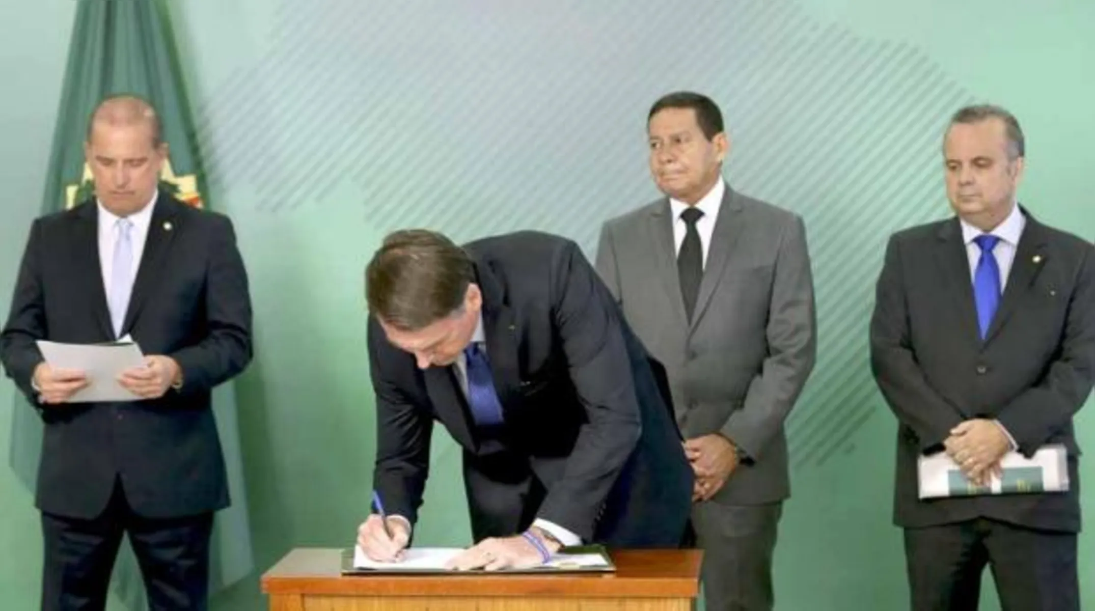 A assinatura da MP ocorre às vésperas de Bolsonaro viajar a Davos, na Suíça, onde participa do Fórum Econômico Mundial