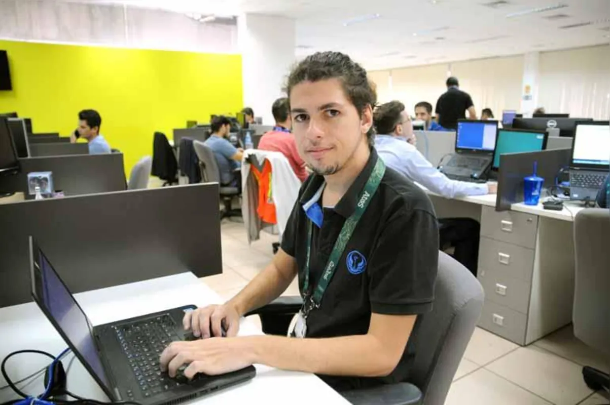 Felipe Sampaio, 21 anos, focou sua formação na área de tecnologia e conquistou uma vaga na unidade londrinense da gigante multinacional francesa Atos