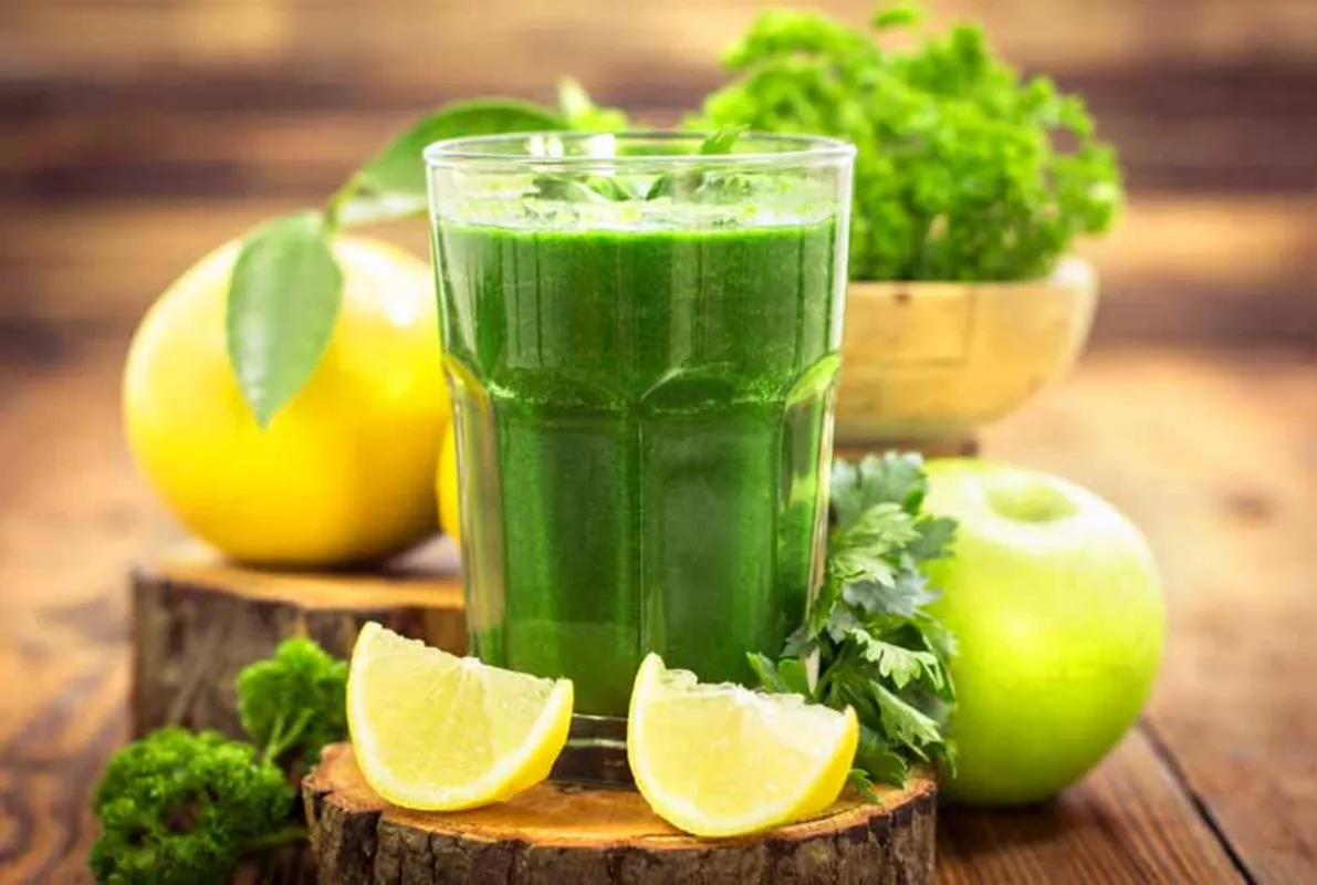 O suco verde, que geralmente mistura hortelã, limão, couve, gengibre e salsinha, é um poderoso diurético que ajuda na eliminação de toxinas