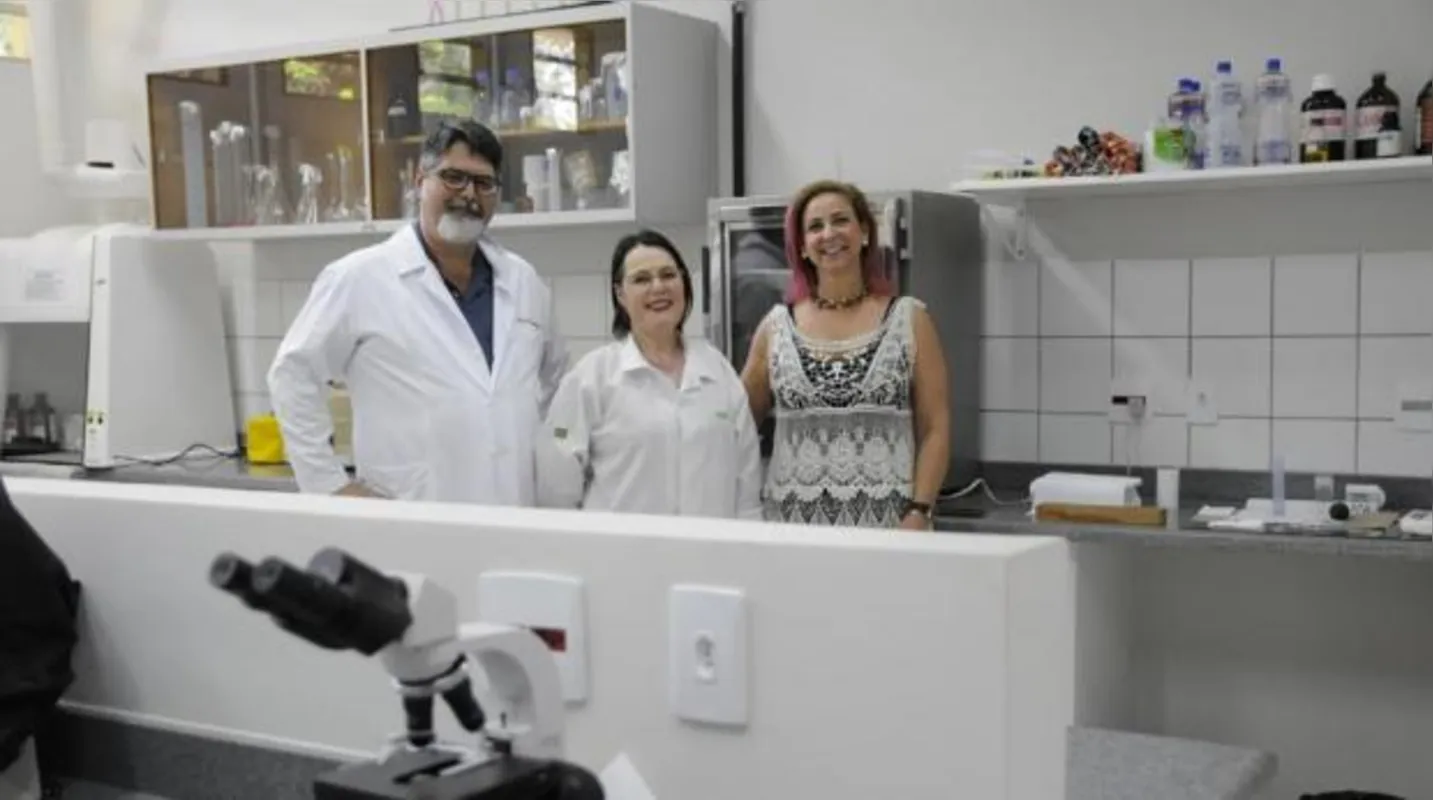 Equipe do Laboratório/SAG: o geneticista Wagner José Martins Paiva, a biológica  Maria Eliane Longhi Barroso e a psicóloga  Renata Grossi; unidade funciona em um prédio do CCB