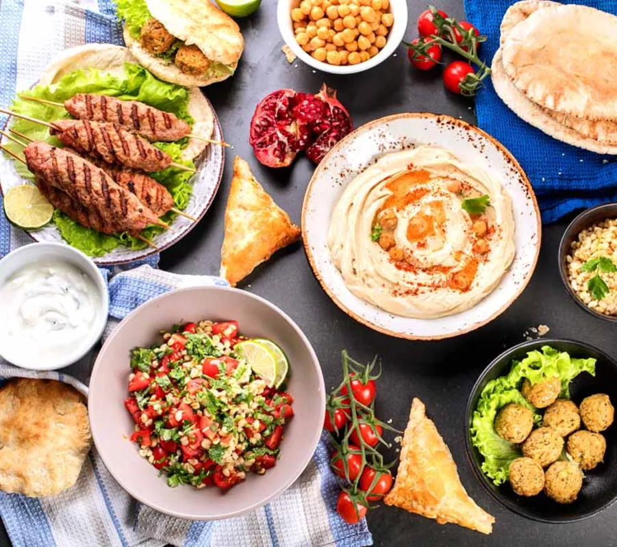 Feita com grãos, vegetais e ervas frescas, a comida árabe combina com o verão com muito sabor
