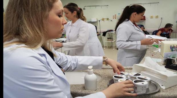O alimento gelado faz uma vasoconstrição, diminui a náusea e tem efeito local anestésico