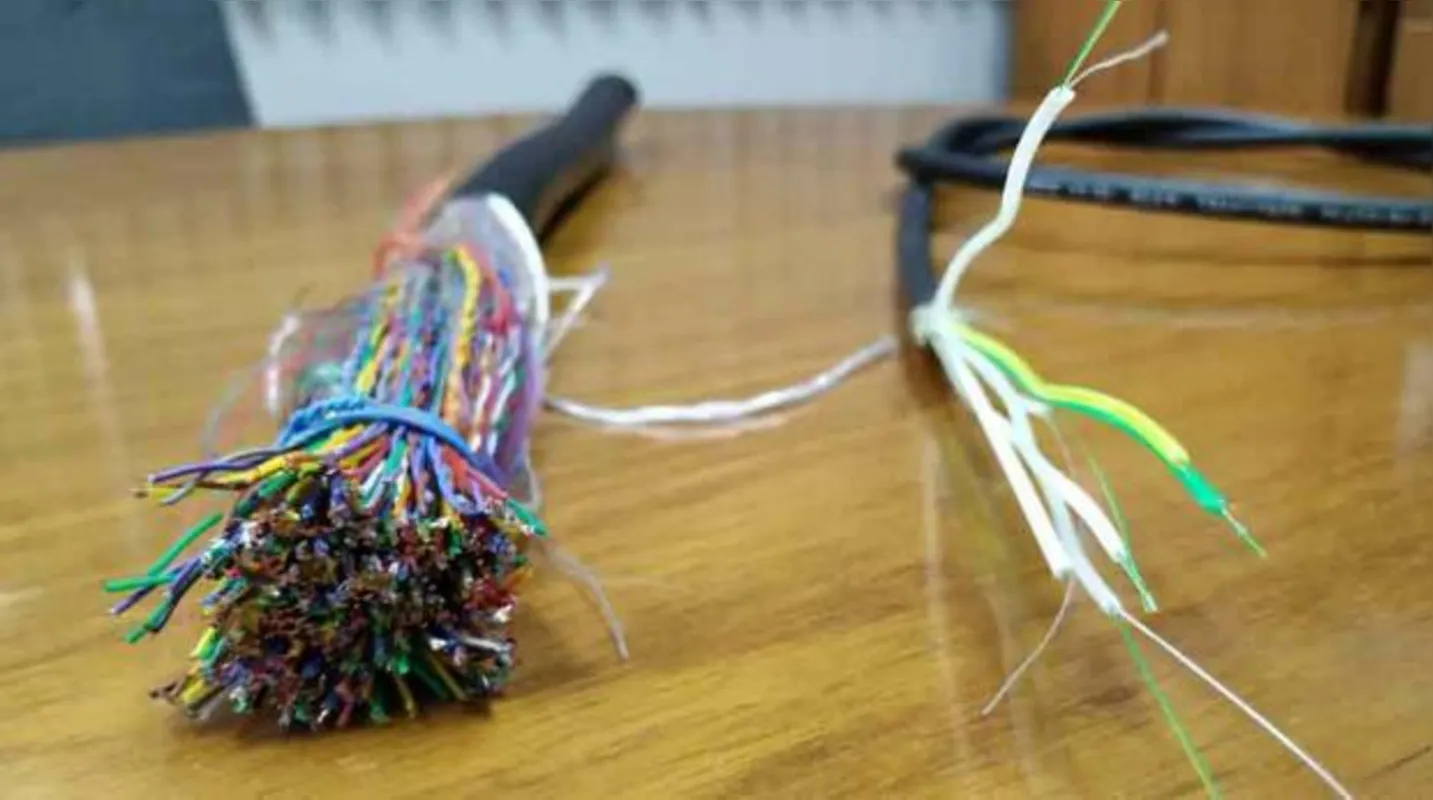 Cabo telefônico (com fios de cobre) vs cabo de fibra ótica: velocidade na fibra pode ser até 15 vezes maior