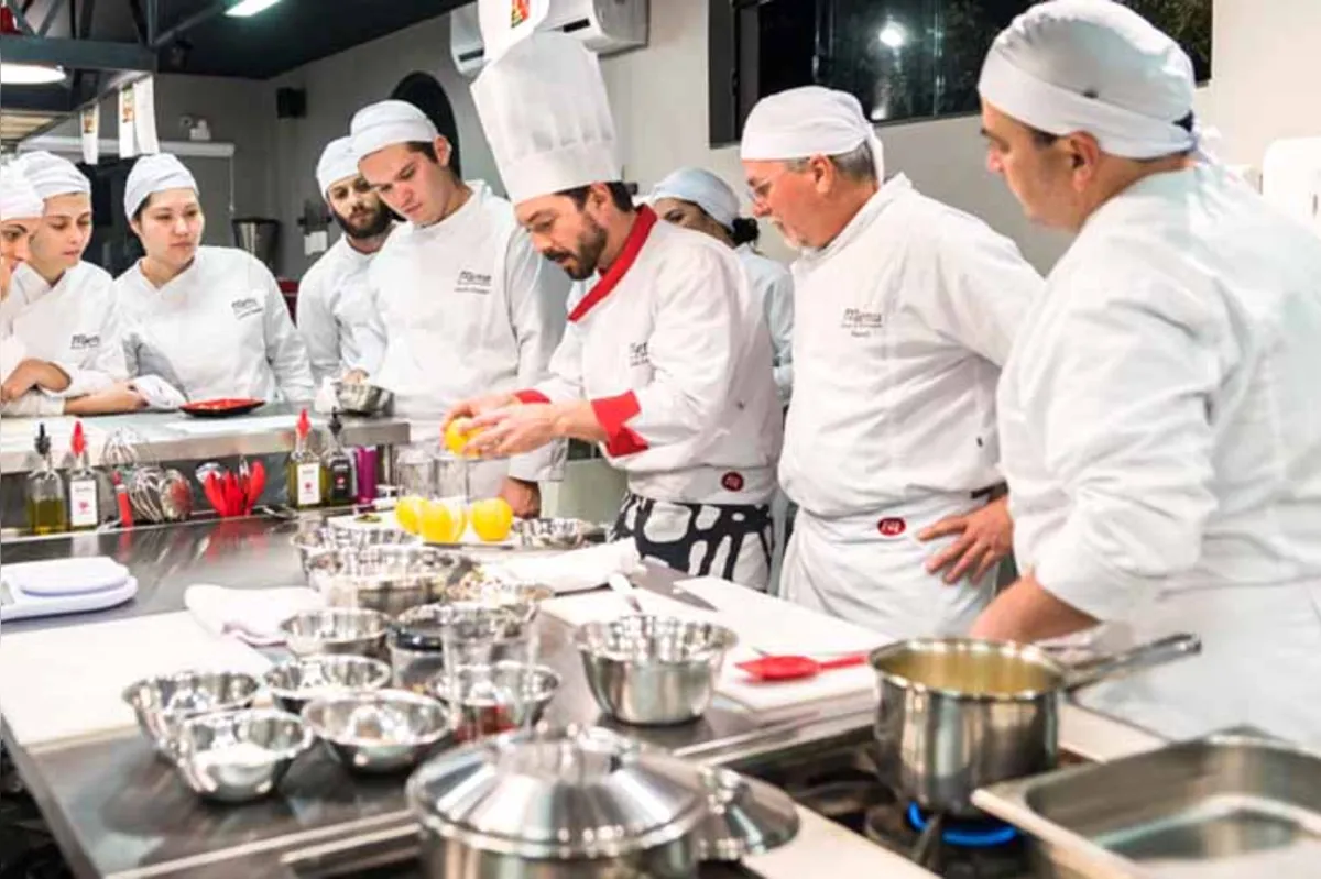 Pablo Lussich, ao centro, com alunos do Curso Chef Profissional: os aprendizes têm acesso não só aos conhecimentos técnicos, mas à bagagem cultural dos professores que compartilham a arte de cozinhar