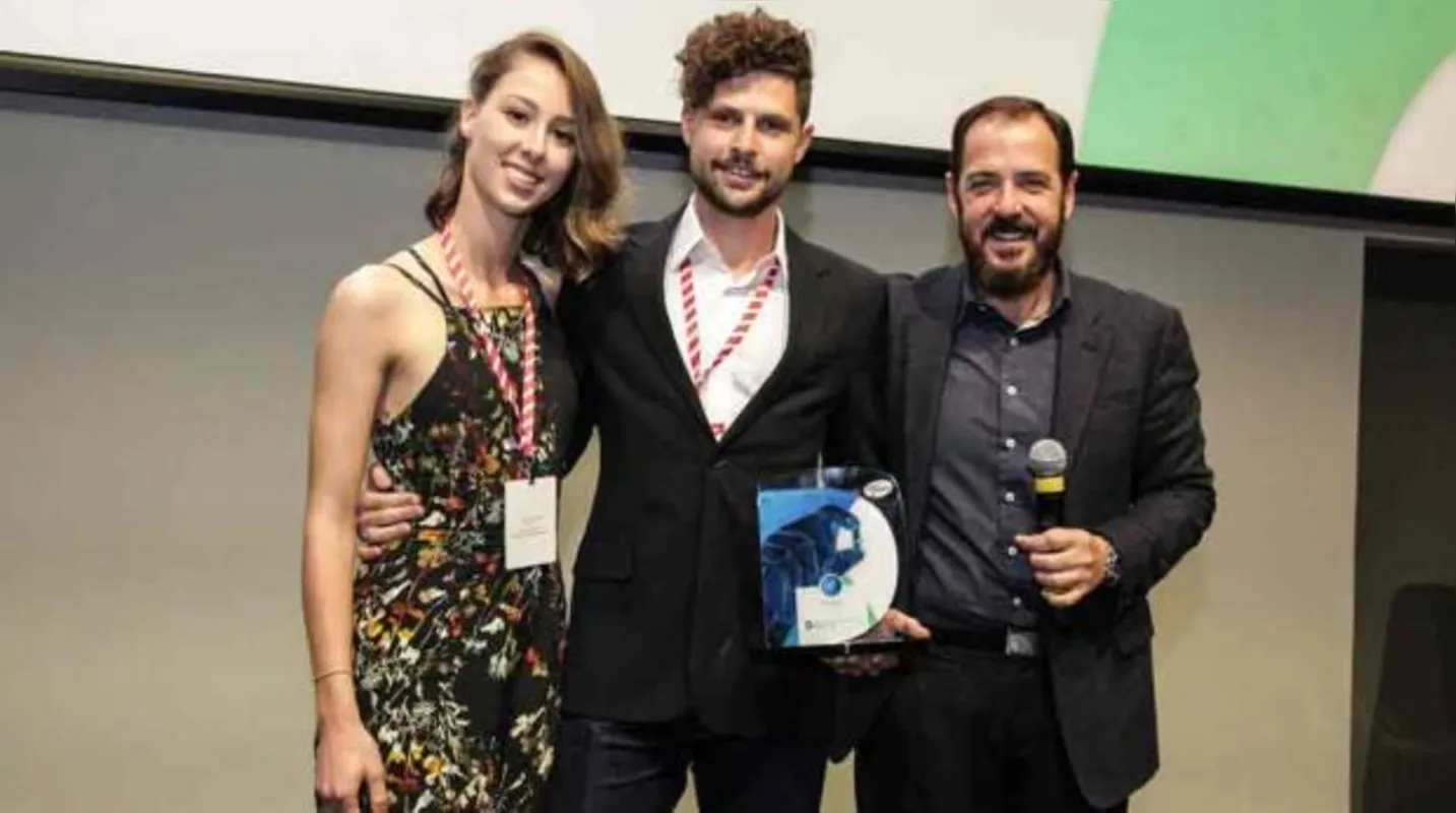 Os sócios Giovanna de Oliveira e Gabriel Beraldo, da Bioprint, e o diretor comercial da Pfizer, Vagner Pin, no 4º Prêmio Desafio Pfizer