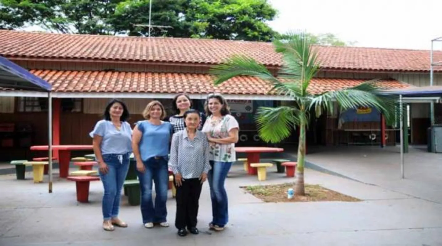 Professoras e equipe da secretaria de Educação na escola rural Dom Pedro II, a mais antiga do município