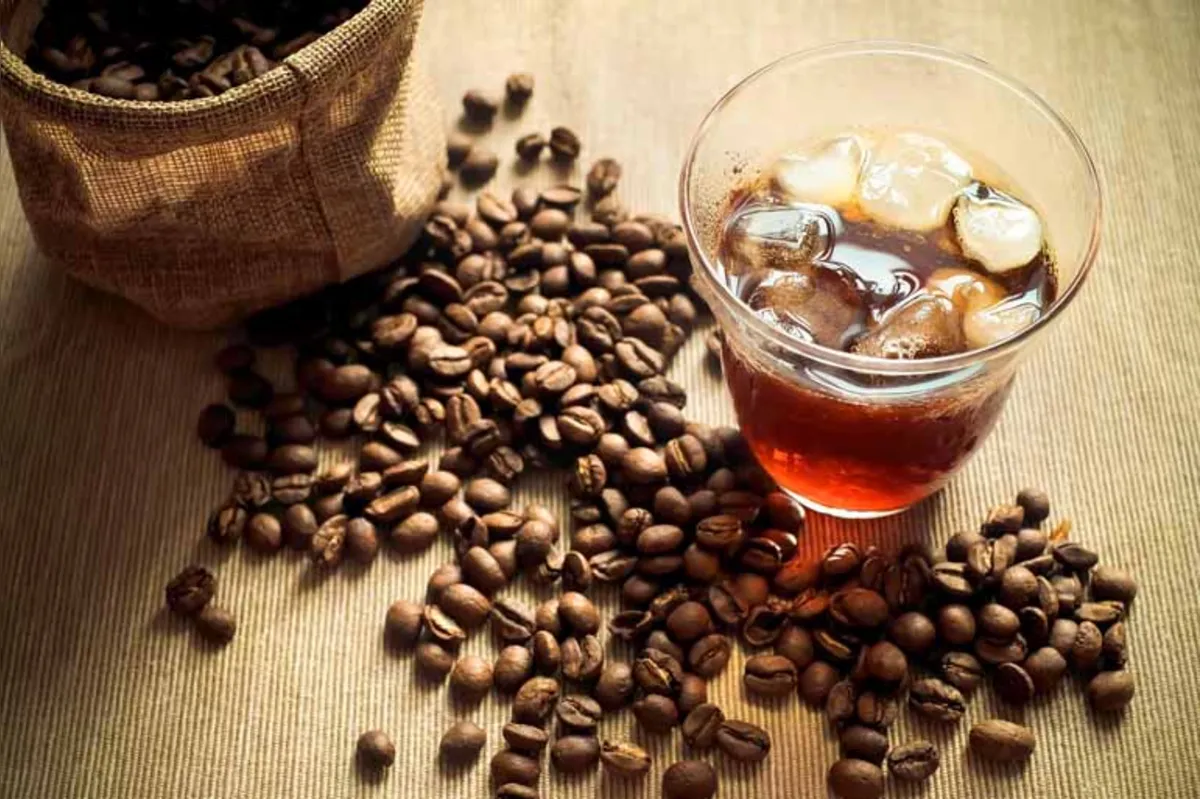 No verão, o café em bebidas frias e geladas mostra como o grão combina com inúmeros outros ingredientes