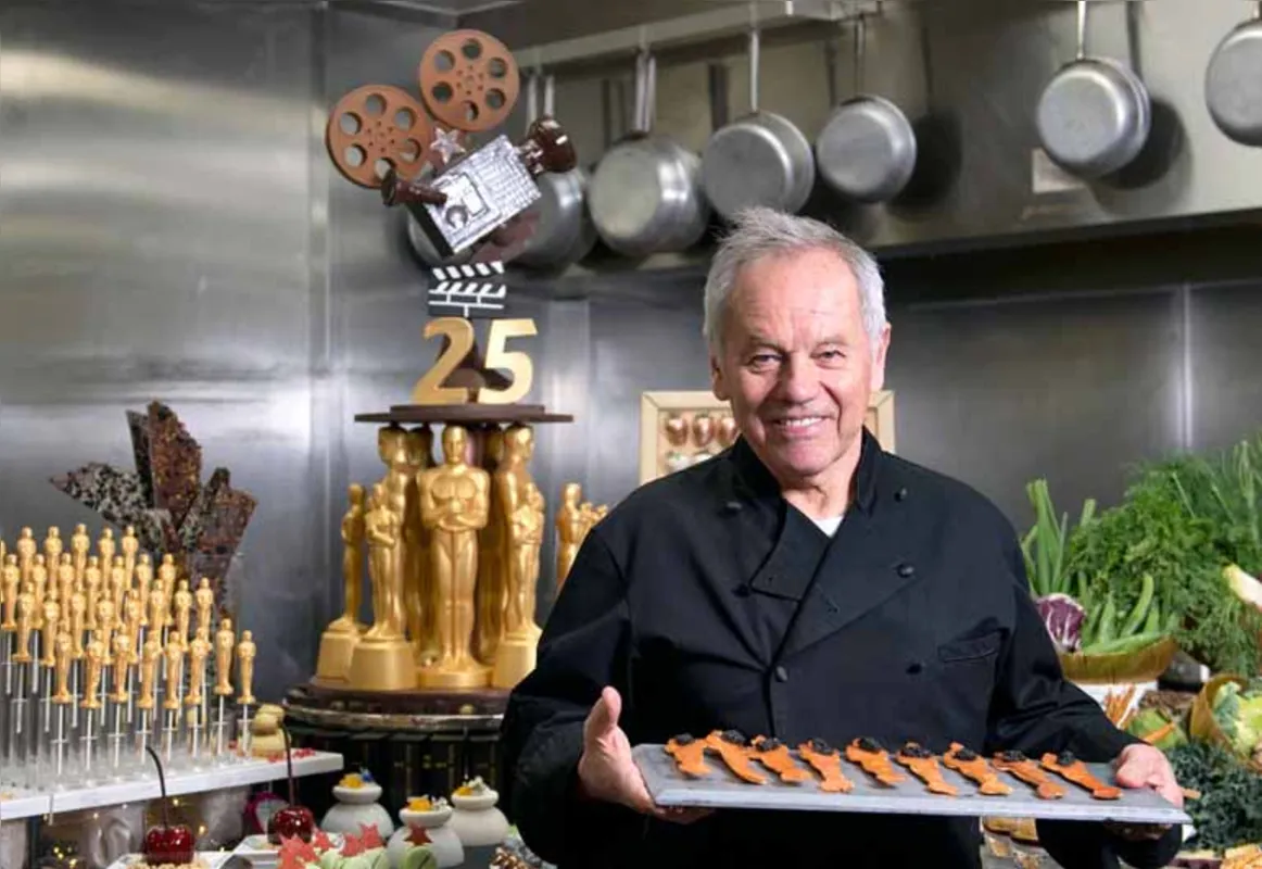 O chef Wolfgang Puck faz especialidades na noite do Oscar, como o  toast com 'crème fraîche' (salmão defumado e caviar) para o qual até o pão é cortado no formato de estatueta