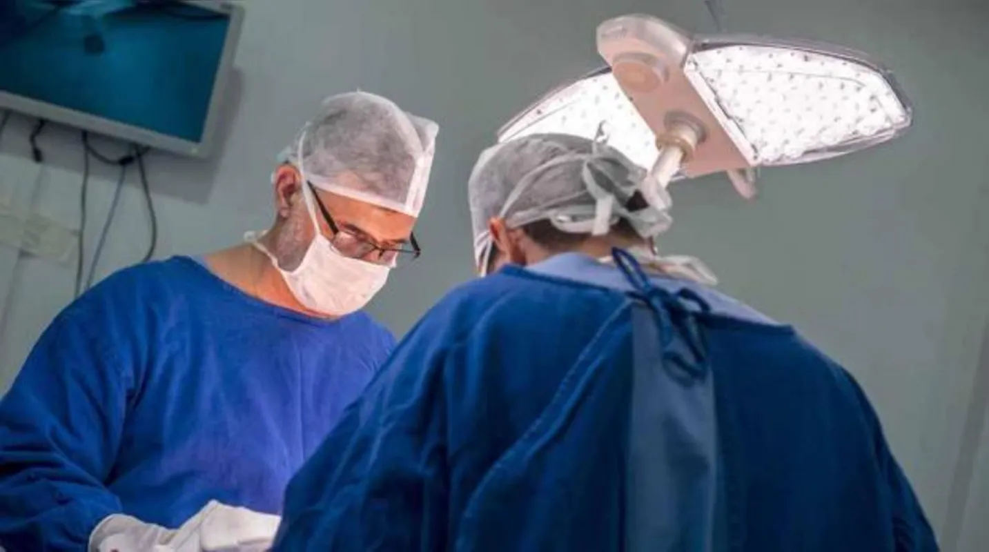 "Tem uma série de detalhes que a gente considera antes de indicar a cirurgia", explica o oncologista e mastologista chefe do Serviço de Ginecologia e Mama do hospital, José Clemente Linhares