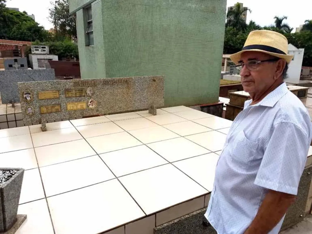 Atraído pela notícia do ato de vandalismo, Valdivino de Oliveira esteve no São Pedro e constatou que da lápide do jazigo da família foram furtados um crucifixo e letras de bronze