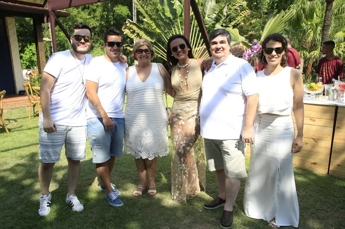 Danilo Duarte, Guilherme Duarte, Neuza Niero, Albery Duarte e Ellen Duarte com a aniversariante