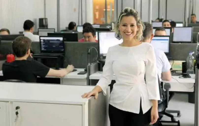 Para Alexsandra Dias, o setor de telecomunicações foi pouco afetado pela crise e a empresa vem crescendo nos últimos anos; no ano passado foram criadas 27 vagas e 10 estão em aberto