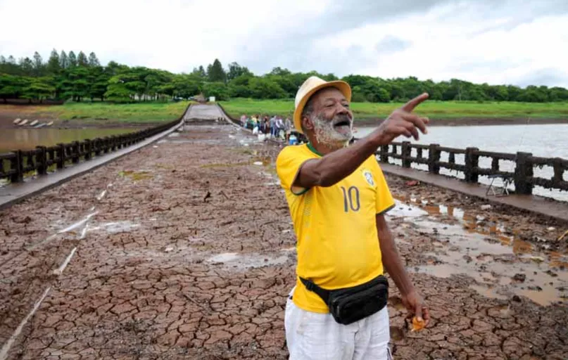 O pescador Marcelino da Silva, 72 anos, frequenta o local há mais de uma década: "Para encher vai demorar muito"