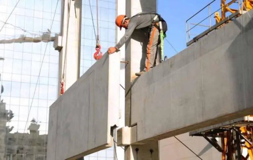 As peças pré-moldadas são encaixadas e solidarizadas com aço e concreto de altíssima resistência permitindo mais velocidade à construção, menos funcionários na obra, menos exposição a riscos