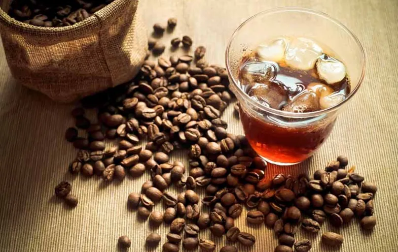 No verão, o café em bebidas frias e geladas mostra como o grão combina com inúmeros outros ingredientes