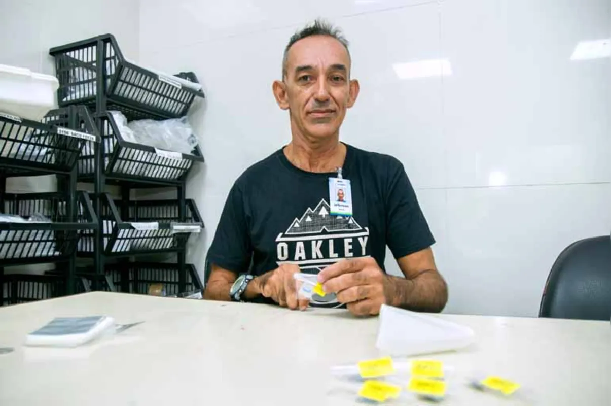 O problema em um dos braços não impediu Jeferson Roberto da Silva, 53, de ocupar a vaga de almoxarife em um hospital de Londrina