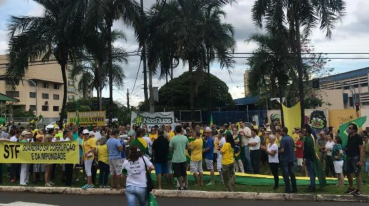Imagem ilustrativa da imagem Londrinenses protestam contra a decisão do STF