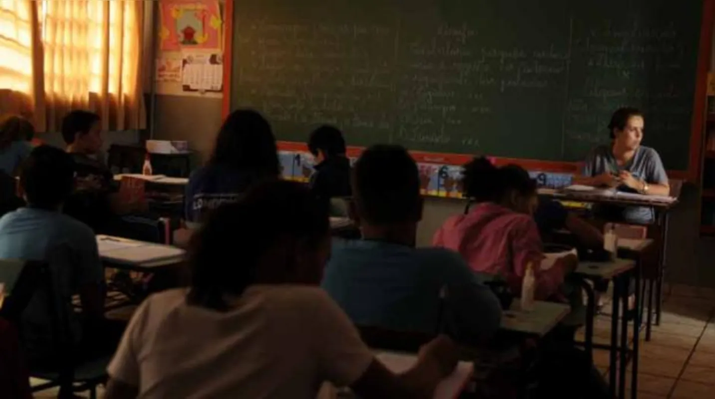 Imagem ilustrativa da imagem Ladrões furtam fiação de escola e alunos estudam no escuro