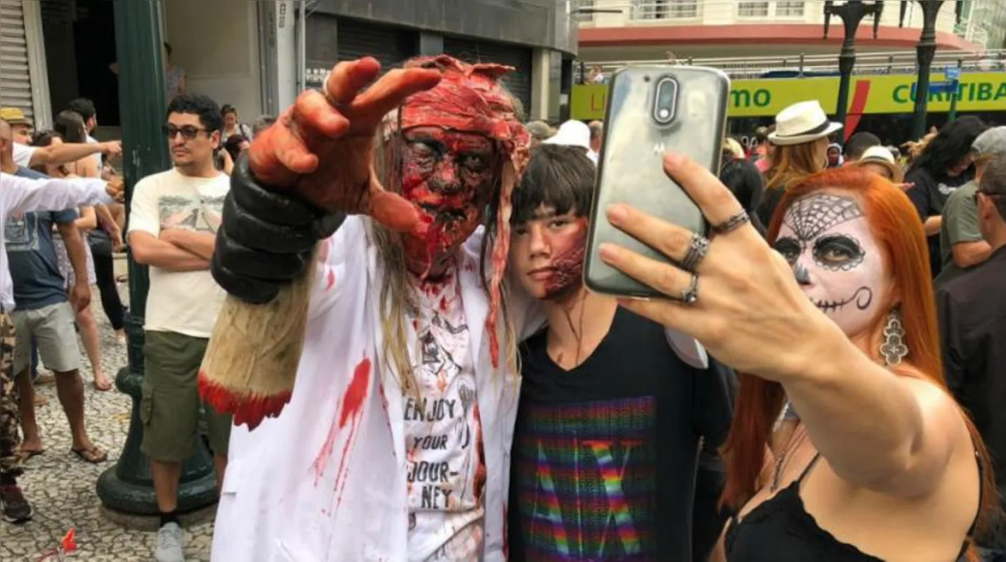 Imagem ilustrativa da imagem Zombie Walk reúne multidão de fantasiados de zumbi em Curitiba