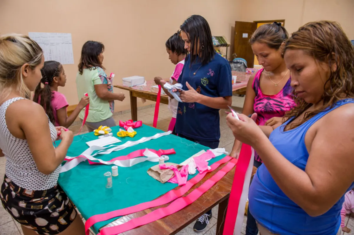 Mulheres venezuelanas que vivem em Goioerê participam de oficinas de artesanato