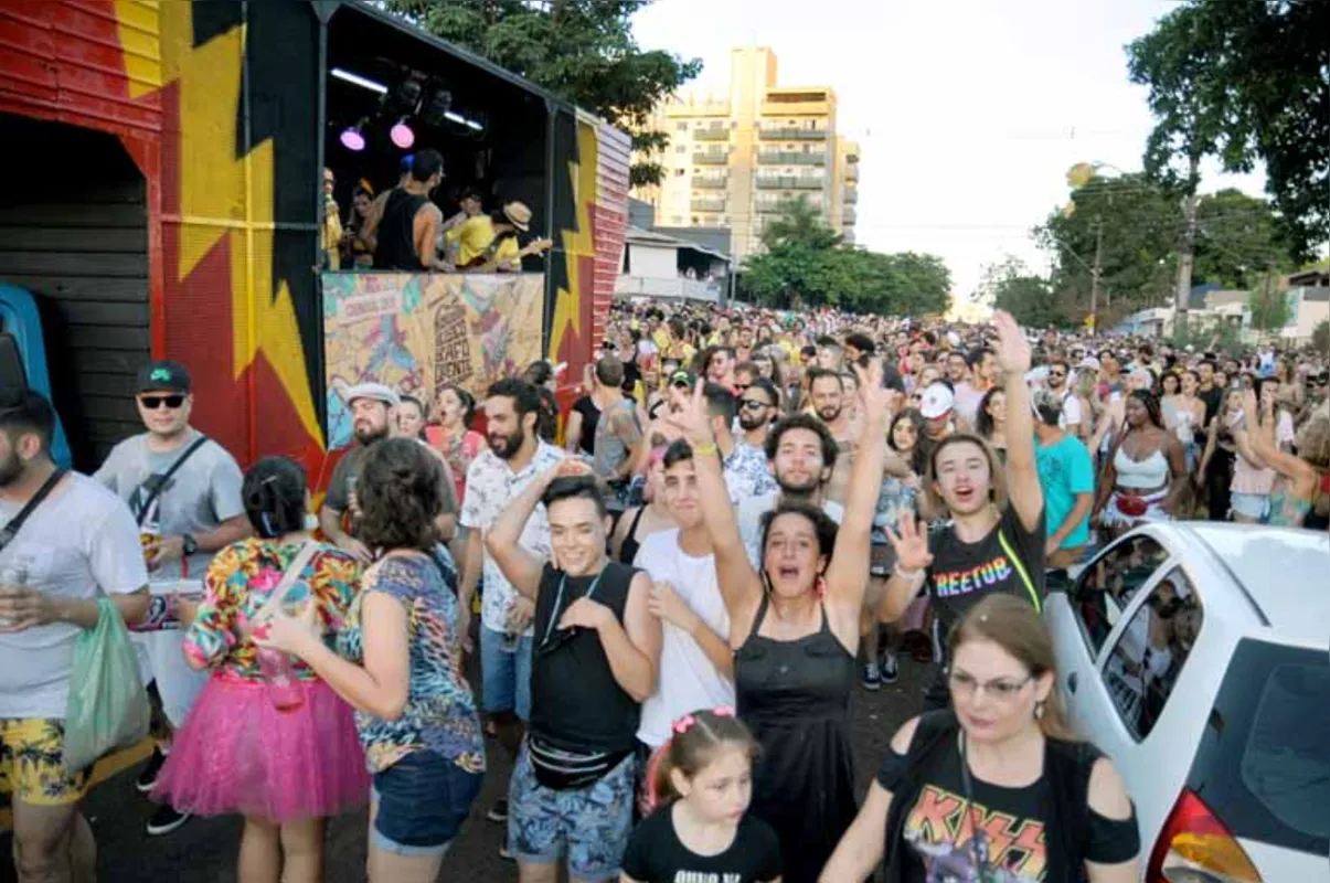 Trio Elétrico Bafo Quente  saiu do Zerão e foi reunindo foliões pelas ruas de Londrina, culminando em cerca de 25 mil pessoas na folia quando chegou ao Aterro do Igapó