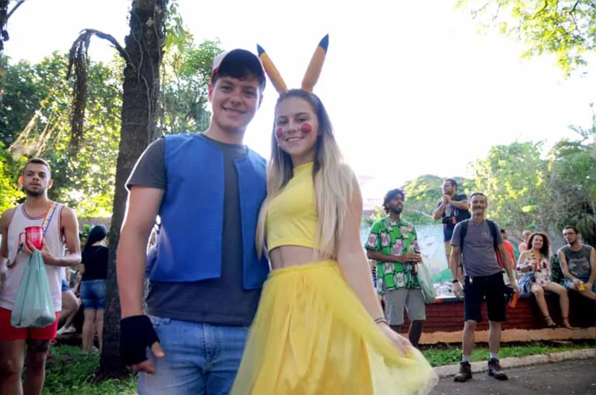 Fantasias, como as da trinca de ases e do casal Pikachu e Ash Ketchum, além de mensagens, que saíram direto das redes sociais para as ruas, deram o tom ao Carnaval de Londrina