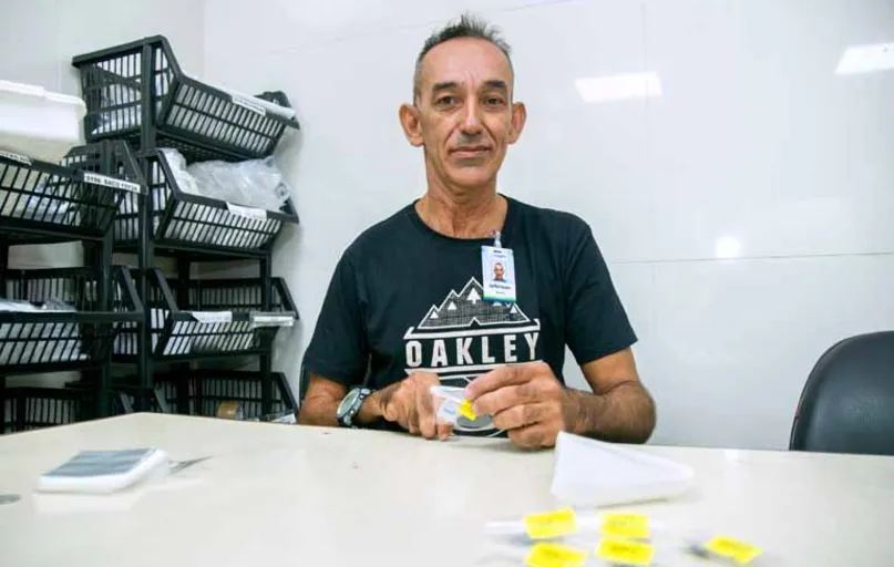 O problema em um dos braços não impediu Jeferson Roberto da Silva, 53, de ocupar a vaga de almoxarife em um hospital de Londrina