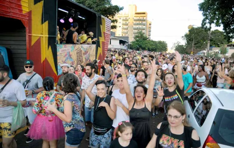Trio Elétrico Bafo Quente  saiu do Zerão e foi reunindo foliões pelas ruas de Londrina, culminando em cerca de 25 mil pessoas na folia quando chegou ao Aterro do Igapó