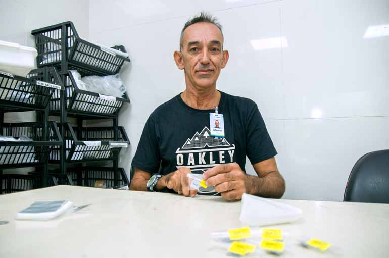 Marcos Zanutto - O problema em um dos braços não impediu Jeferson Roberto da Silva, 53, de ocupar a vaga de almoxarife em um hospital de <a href='/tags/londrina/' target='_blank'>Londrina</a>