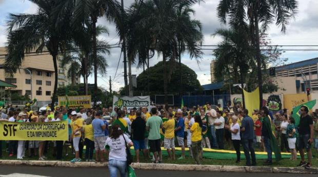 Londrinenses protestam contra a decisão do STF