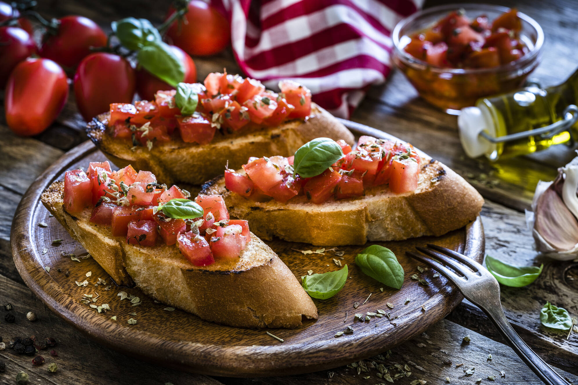 A bruschetta leva poucos ingredientes e tem o gostinho típico da Itália