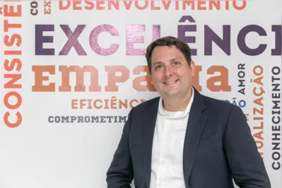Passos  para uma recolocação mais rápida e assertiva

Currículo: precisa estar muito adequado aos objetivos da instituição em que quer trabalhar. Portanto, alinhe o seu objetivo com o propósito desse lugar e o cargo para qual está aplicando, dessa forma o recrutador tem maior conhecimento sobre sua trajetória. Também não deixe de colocar informações pessoais, já que isso torna o processo mais humano. 

Evite a timidez:  Embora seja um momento de tensão e nervosismo para a maioria dos candidatos, normalmente o entrevistador está interessado em ver brilho no olhar e força de vontade, então é importante demonstrar essas características. Lembre-se de conhecer a história da empresa para colocar isso em prática durante a entrevista. 

Alavanque suas competências: a entrevista é o momento certo para demonstrar como você pode colaborar para o crescimento da empresa, então fale sobre suas experiências profissionais e desenvolvimento pessoal, os projetos que participou e também tente relacioná-los com o propósito dessa companhia