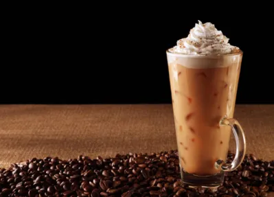 Se no inverno o café reconforte, no verão ele refresca em receitas geladas