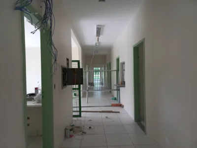 Posto de saúde tem recebido últimos acabamentos, como instalação de móveis e trocas de maçanetas