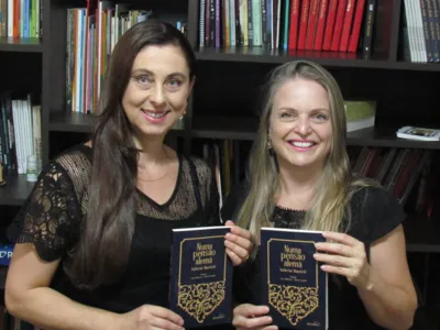 As escritoras Carla Kühlewein e Marcia Paganini, de Rolândia, com o livro de contos traduzido