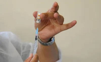 Imagem ilustrativa da imagem Londrina lança serviço de tira-dúvidas sobre vacina contra Covid
