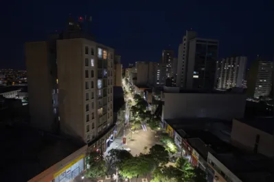 Vista noturna de uma sacada do Edifício Panorama tendo, à esquerda, o icônico edifício Santo Antônio, construído em 1950 com 11 andares, e considerado o "primeiro arranha-céu de Londrina"
