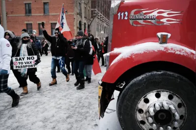 Motoristas de caminhão participam de protesto antivacina no Canadá