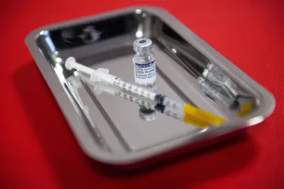 L
Médico explica que a pessoa vacinada tem o desenvolvimento de uma quantidade de anticorpos suficientes para combater o vírus e ter uma manifestação clínica mais leve