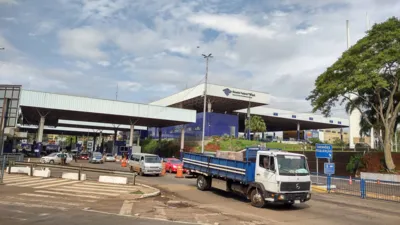 Imagem ilustrativa da imagem Operação padrão da Receita causa fila de caminhões em Foz