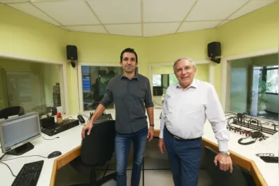 J.B. e seu filho André: a rádio Paiquerê é um legado da família à cidade